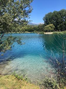 韦松纳Le Preyet的一片大湖,有清澈的蓝色水和树木