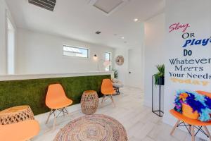 阿兰瑟斯港New Luxury Villa and Private Pool-Cart-Ocean View!的一间设有橙色椅子和绿色墙壁的等候室