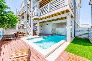 阿兰瑟斯港New Luxury Villa and Private Pool-Cart-Ocean View!的一座房子后院的游泳池