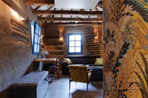 下米拉诺瓦茨Zeleni zaliv-The Green Bay的客厅配有沙发和桌子
