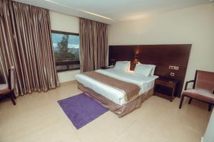 库马西Noble House Hotel的酒店客房设有床和窗户。