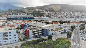 杜布罗夫尼克D-Elegant Lapad Dubrovnik的港口里一艘游轮的城市
