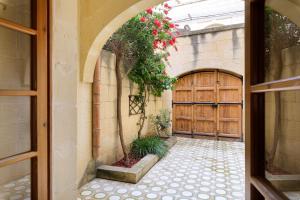 加斯利Dar ta' Lonza Villa with Private Pool的一座带大木门的建筑的入口