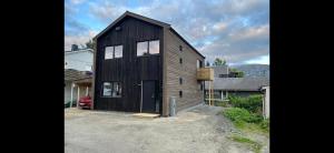 特罗姆瑟Tromsø central guest house with parking的一座带车库的木屋