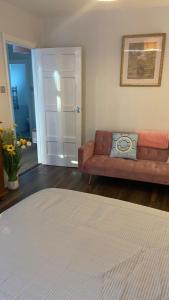Bexhill Stunning 2 bedroom Sea Front Bungalow客房内的一张或多张床位