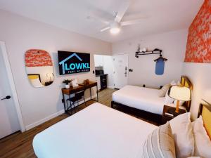 迈阿密海滩Greenview Hotel By Lowkl的酒店客房配有两张床和一张书桌