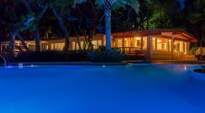 基拉戈Largo Resort的一座晚上设有游泳池的房子