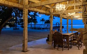 基拉戈Largo Resort的海滩上的餐桌