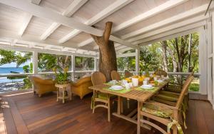 基拉戈Largo Resort的一间设有桌子和树的用餐室