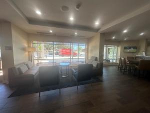 圣安东尼奥TownePlace Suites by Marriott San Antonio Westover Hills的客厅配有沙发、椅子和桌子
