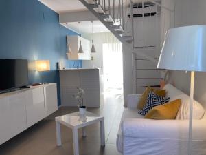 莱西纳Villa Italia - Marina di Lesina的客厅设有白色沙发和楼梯。