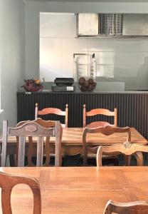 马尔杜HOSTEL/HOTELL 3A的厨房配有木桌、椅子和柜台
