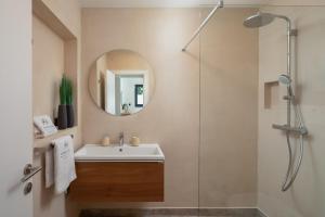 斯拉汀House & Home Slatine的一间带水槽和淋浴的浴室