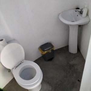 PortelaPensao Zé Doce的一间带卫生间和水槽的浴室