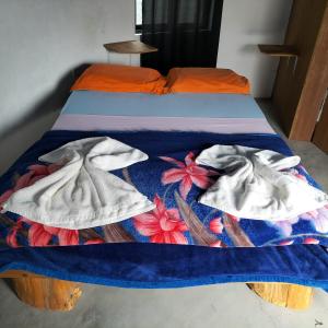 PortelaPensao Zé Doce的床上有两条毛巾