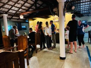达瓦拉维自然之家旅馆的一群人站在餐馆里