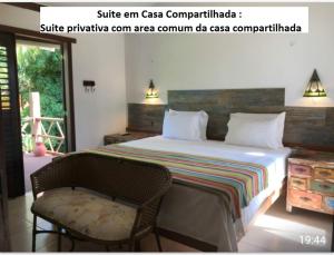普拉亚多Casa Verde Apart - Aptos e Casa Residencial的卧室配有床、椅子和窗户。
