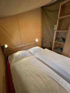 贝尔多夫Safari Tent M的两架架架的房间的一张床位