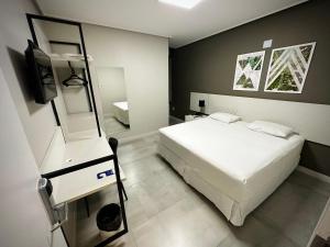 PropriáDM HOTEL的一间卧室配有一张床和一台电视