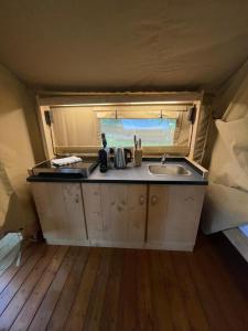 贝尔多夫Safari Tent M的帐篷内带水槽的厨房