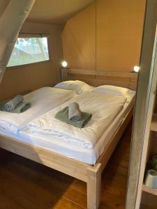 Safari Tent M客房内的一张或多张床位