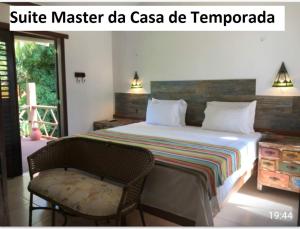 普拉亚多Casa Verde Apart - Aptos e Casa Residencial的卧室配有床、椅子和窗户。