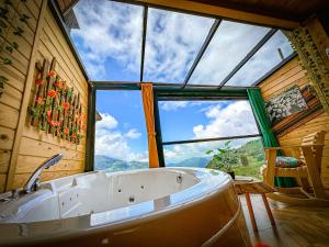 艾德亚耶拉西Organic village bungalow的带浴缸的大窗户