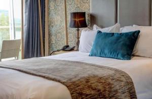 哈利法克斯The New Hobbit Hotel Rooms的床上有蓝色枕头