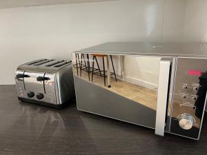 米德尔斯伯勒Entire Modern Home Middlesbrough的厨房配有炉灶和烤箱