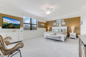 Fort Myers VillasSTUNNING New Construction Condo close to everything! - Condo Coastal Soul - Roelens Vacations的卧室配有一张床,墙上配有电视。