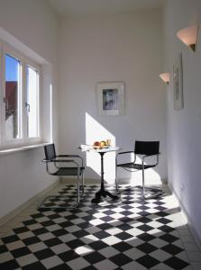科尔平塞达海姆别墅 - FeWo 01的一间位于 ⁇ 格的带桌椅的用餐室