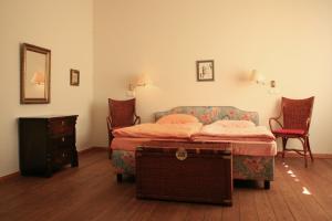 科尔平塞Villa Daheim - FeWo 02的一间卧室配有一张床、梳妆台和椅子