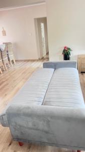 斯科特堡The Donga House - Luxury Home near Scottburgh Beach的白色客房内的一张大床,配有椅子