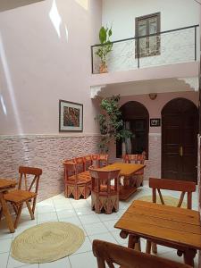 马拉喀什Dar Suncial的餐厅设有木桌和木椅