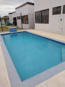 Tropical Oasis, Verano Inolvidable!的大楼前的大型蓝色游泳池