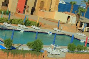 赫尔格达Mashrabiya Hotel的水中带蓝色杆的游泳池