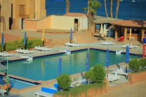 赫尔格达Mashrabiya Hotel的靠近海洋的度假胜地的游泳池