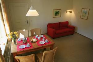 科尔平塞Villa Daheim - FeWo 07的客厅配有桌子和红色沙发