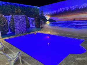 PantojaRG Sol 1的蓝色灯光的房间的游泳池