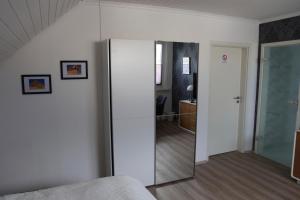 布尔格韦德尔Privatzimmer mit eigenem Bad und Küche的卧室设有滑动玻璃门,可通往客房