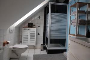 布尔格韦德尔Privatzimmer mit eigenem Bad und Küche的一间带卫生间和玻璃淋浴间的浴室