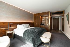 奥克兰Horizon by SkyCity的一间卧室,卧室内配有一张床和一把椅子
