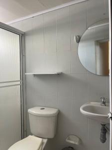 巴兰卡韦梅哈HospedajeLR的白色的浴室设有卫生间和水槽。