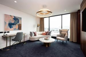 奥克兰Horizon by SkyCity的客厅配有沙发和桌子