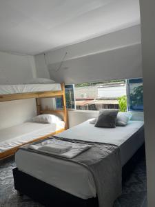 巴兰卡韦梅哈HospedajeLR的船上的一间卧室配有两张双层床