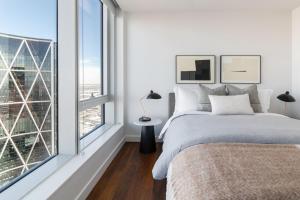 Award-Winning One-Bedroom Suite at Telus Sky客房内的一张或多张床位
