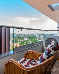 阿克拉SOLEA - Super central, comfortable and modern apartment的阳台配有两把椅子和风扇