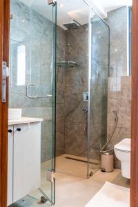 阿克拉SOLEA - Super central, comfortable and modern apartment的浴室里设有玻璃门淋浴