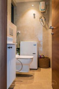 阿克拉SOLEA - Super central, comfortable and modern apartment的一间带卫生间和墙上摄像头的浴室