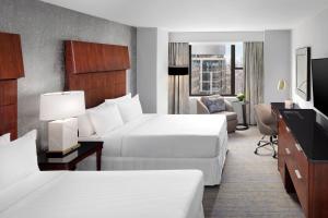 纽约纽约大中心威斯汀酒店的酒店客房设有两张床和电视。